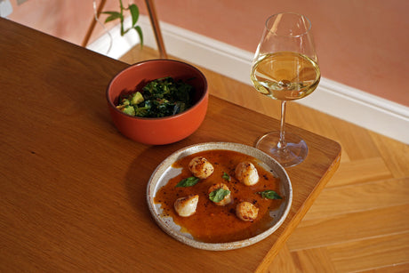 Wine & Food Killers: Grapefruit and Brown Butter Scallops with Spring Salad and Loxarel Cora Blanco 2023